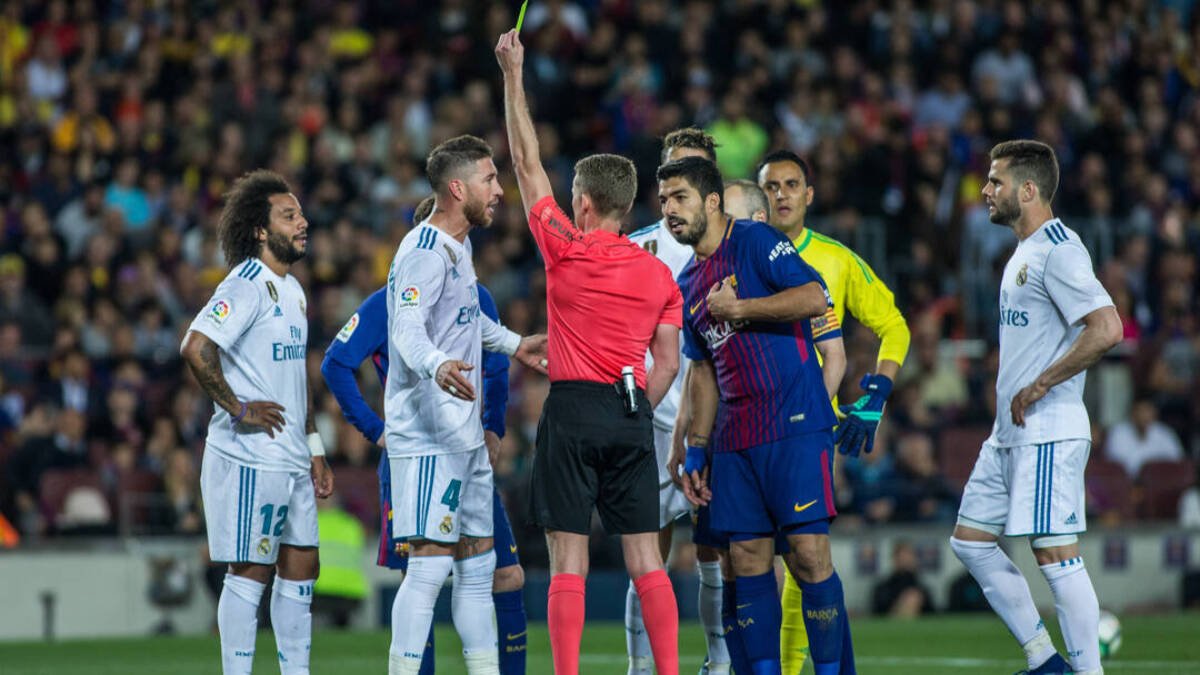 Hernández Hernández muestra amarilla a Sergio Ramos.