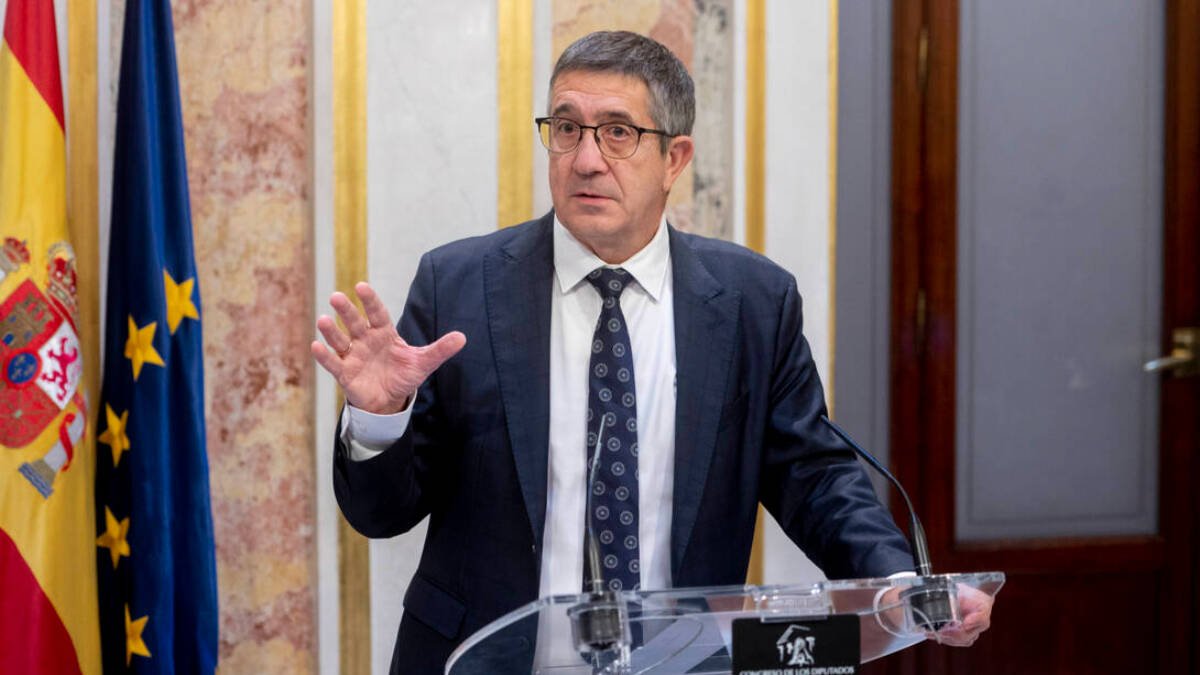 El portavoz del PSOE, en rueda de prensa en el Congreso