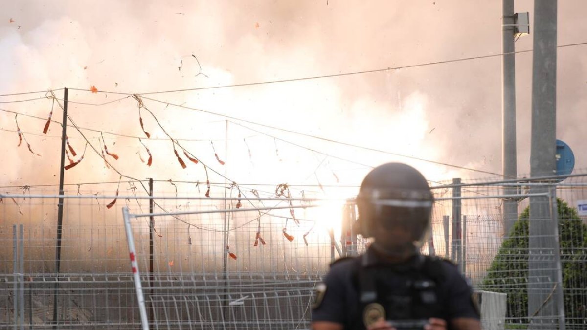 Coeters Dragon dispara una mascletà clásica que acaba con un potente 'terremoto' en la primera sesión del concurso de la Plaza de los Luceros - AYUNTAMIENTO ALICANTE