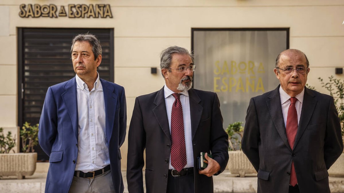 Vicente Barrera, próximo vicepresidente de la Generalitat, Carlos Flores, cabeza de lista al Congreso y el secretario del Congreso y presidente de Vox Valencia, Ignacio Gil Lázaro.