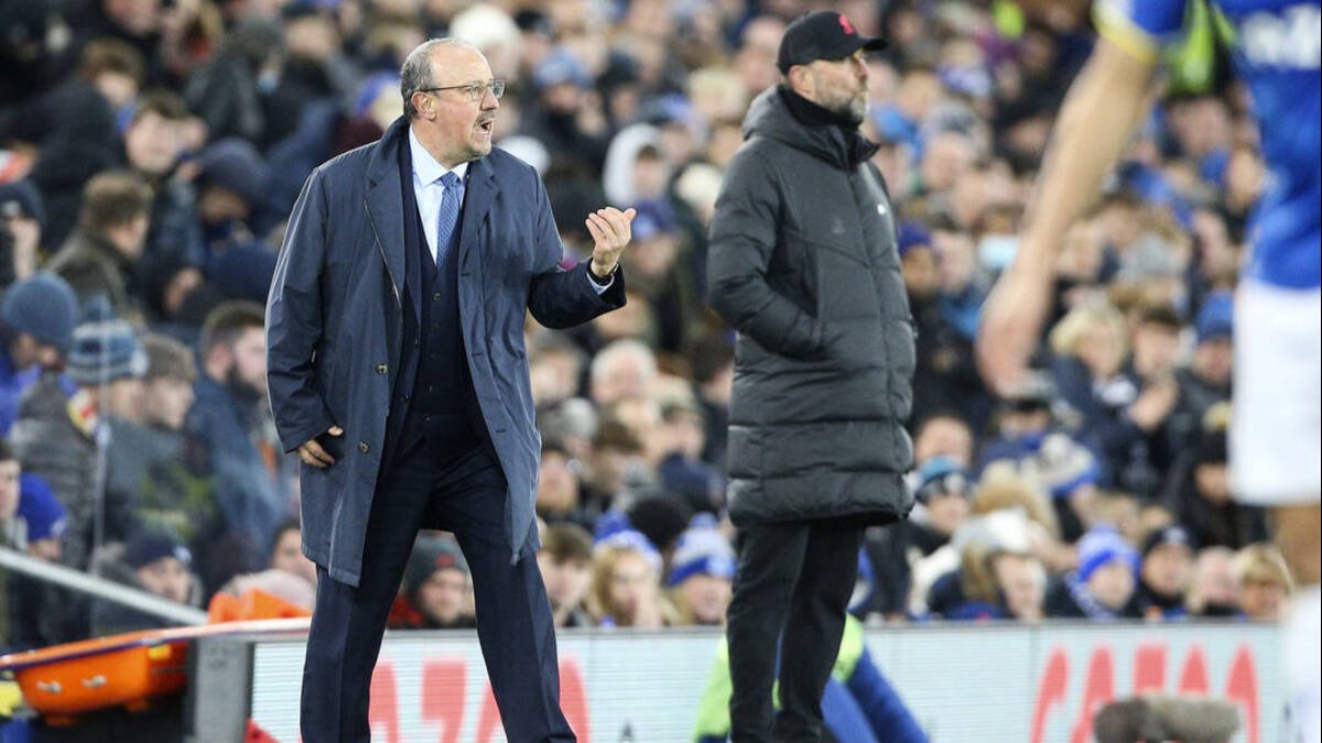 Rafa Benítez, junto a Jurgen Klöpp, en el derbi de Liverpool de hace dos temporadas.