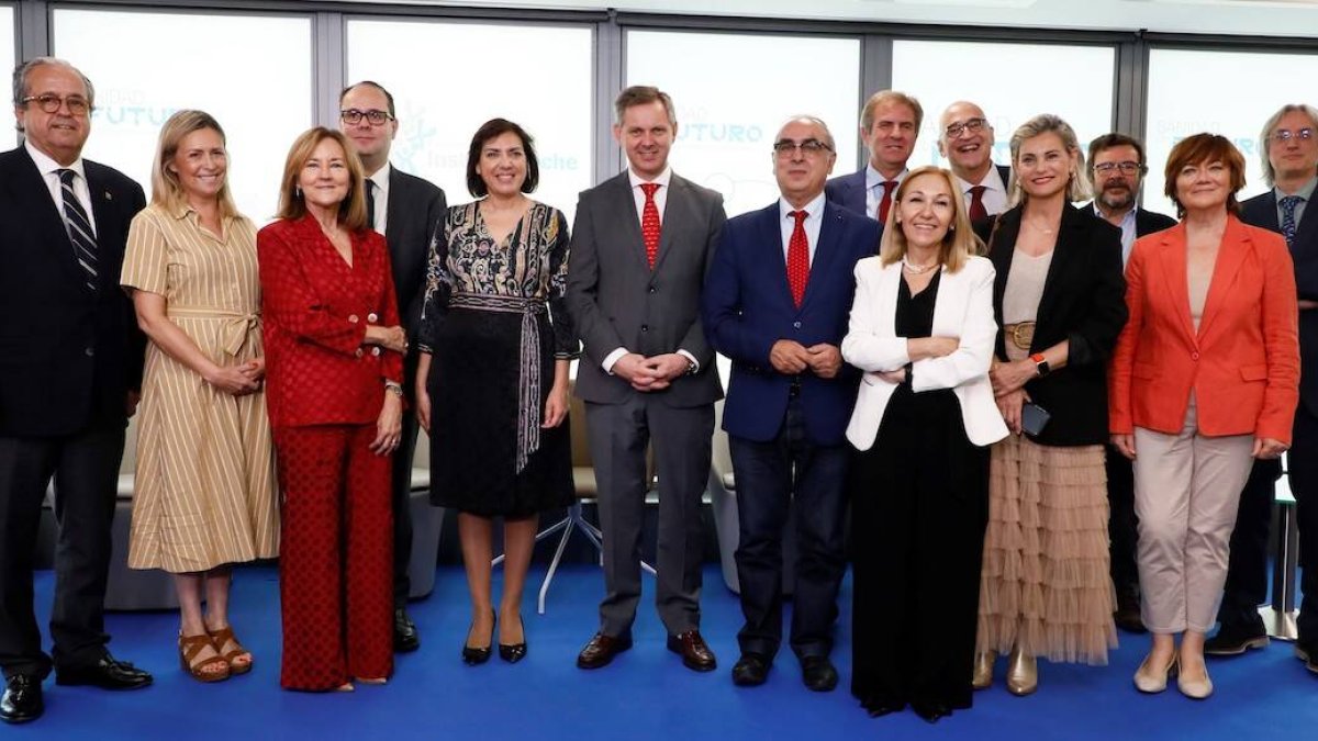 Participantes de la jornada organizada por la Fundación Instituto Roche con el ministro de Sanidad José Manuel Miñones.