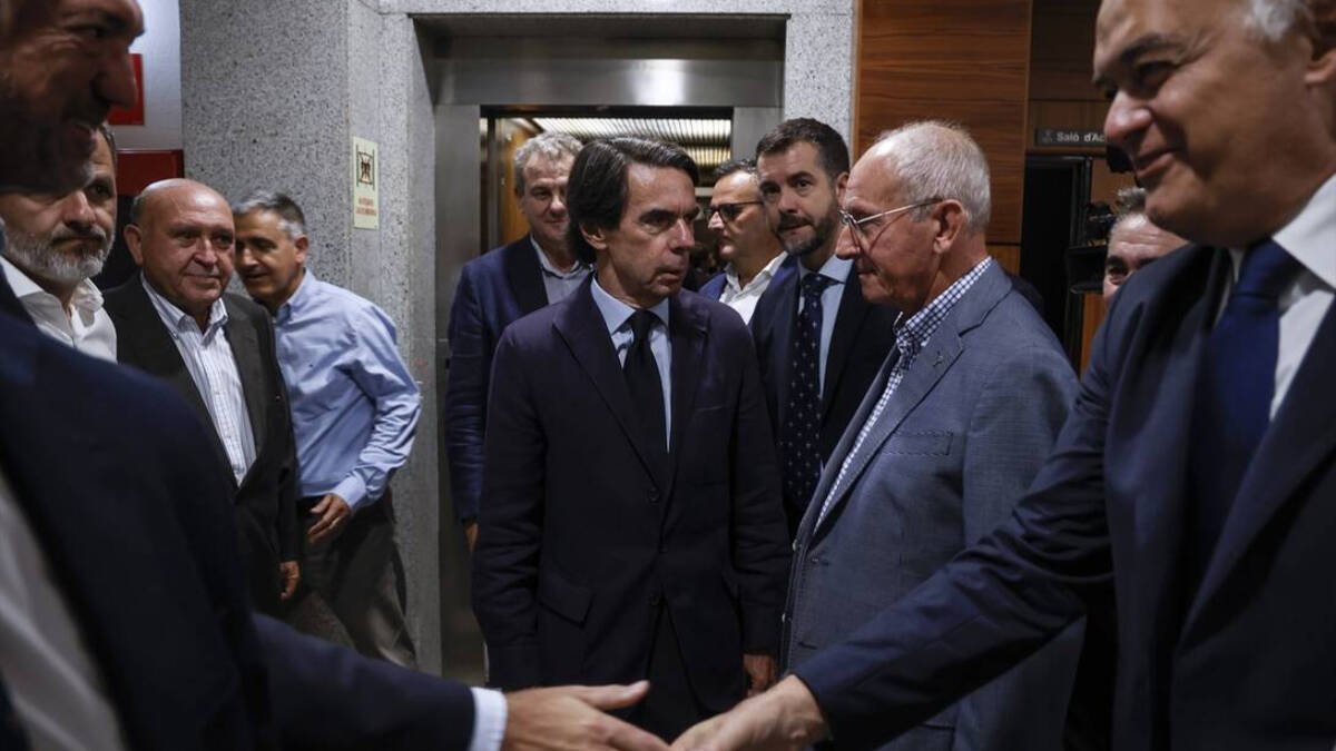 El expresidente del Gobierno y presidente de la Fundación FAES, José María Aznar (c), y el presidente de AVA-Asaja, Cristóbal Aguado (2d), conversan a su llegada a una reunión con la Asociación Valenciana de Agricultores (AVA).