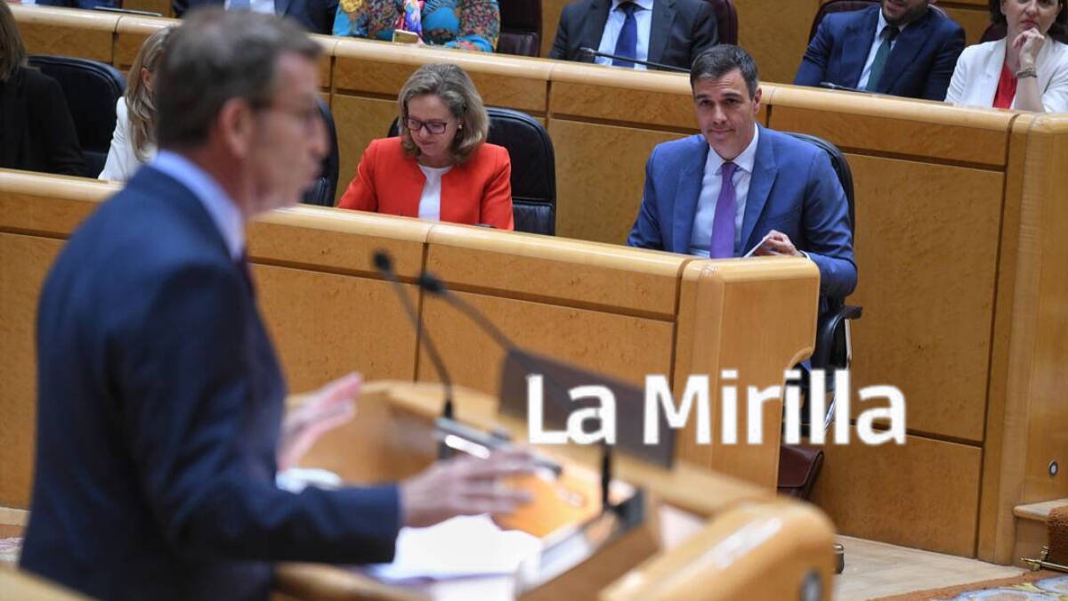 El presidente del Gobierno, Pedro Sánchez, escucha en el Senado al líder del PP, Alberto Núñez Feijóo.