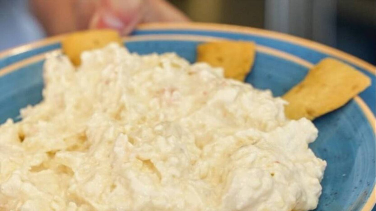 Ensaladilla rusa que sirve el restaurante de Granada origen del brote de salmonela.