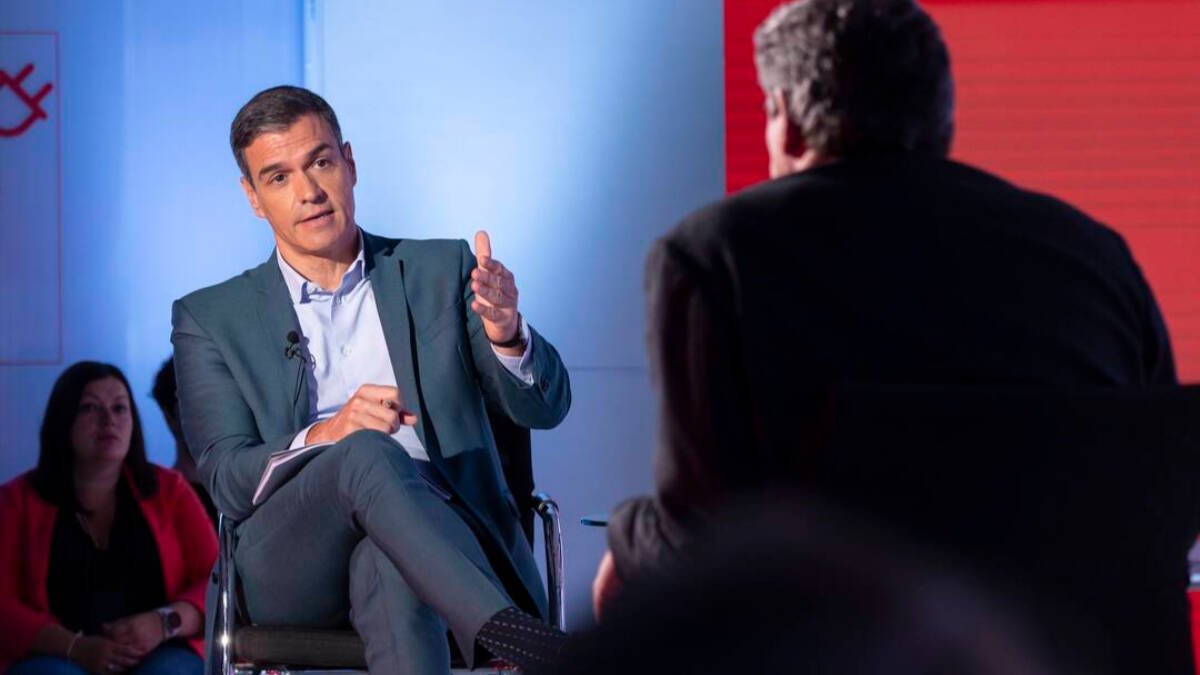 Pedro Sánchez en la falsa entrevista con el ministro Escrivá