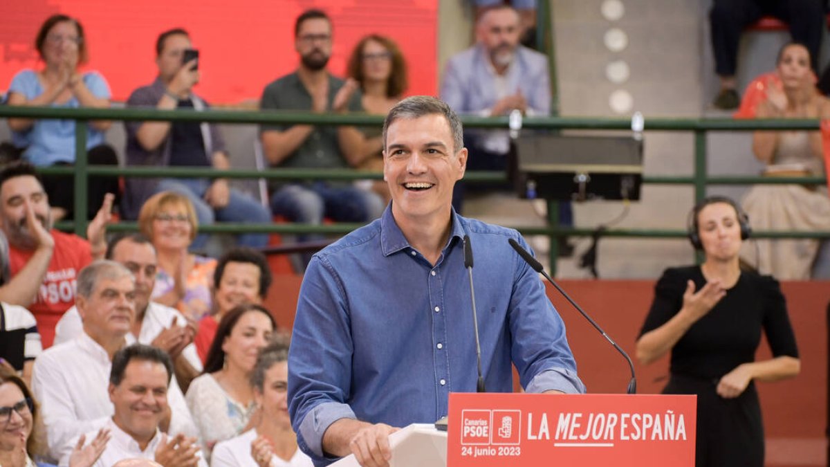 El secretario general del PSOE y presidente del Gobierno de España, Pedro Sánchez, interviene durante un mitin preelectoral en Tenerife
