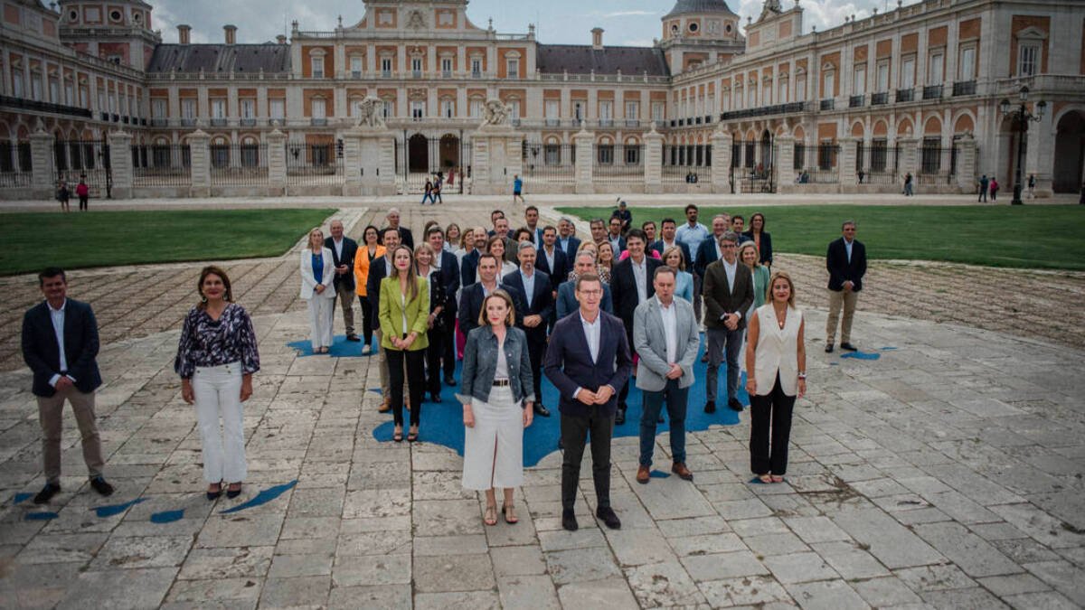 La portavoz del PP en el Congreso y secretaria general del PP, Cuca Gamrra (i) y el presidente del PP, Alberto Núñez Feijóo (c), durante la presentación de los cabezas lista al Congreso de los Diputados.