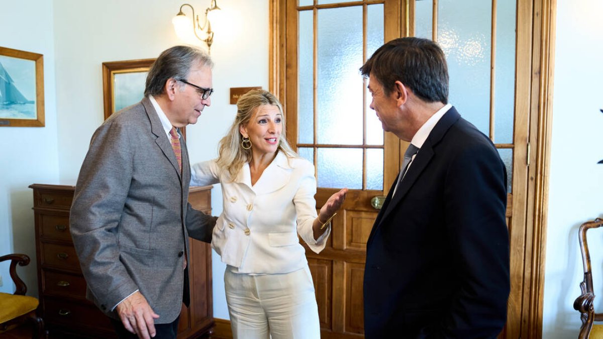 El ministro de Universidades, Joan Subirats; la vicepresidenta segunda y líder de SUMAR, Yolanda Díaz, y el matemático Carlos Andradas.