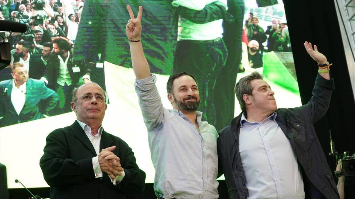 Ignacio Gil Lázaro, Santiago Abascal y José María Llanos, en el mitin de VOX en el Museo de las Ciencias de Valencia