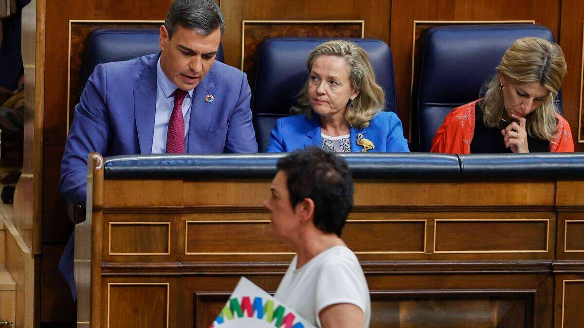 La portavoz de Bildu en el Congreso pasa por delante de Pedro Sánchez.