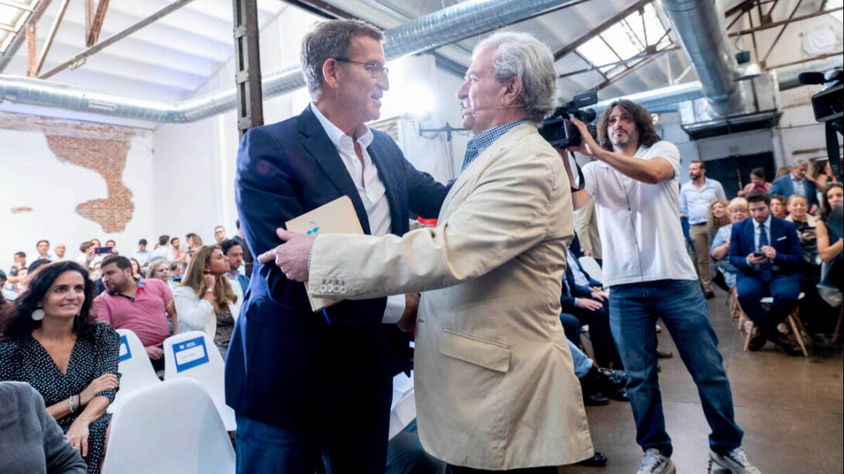 César Antonio Molina, junto a Alberto Núñez Feijóo, en la presentación del programa cultural del Partido Popular.