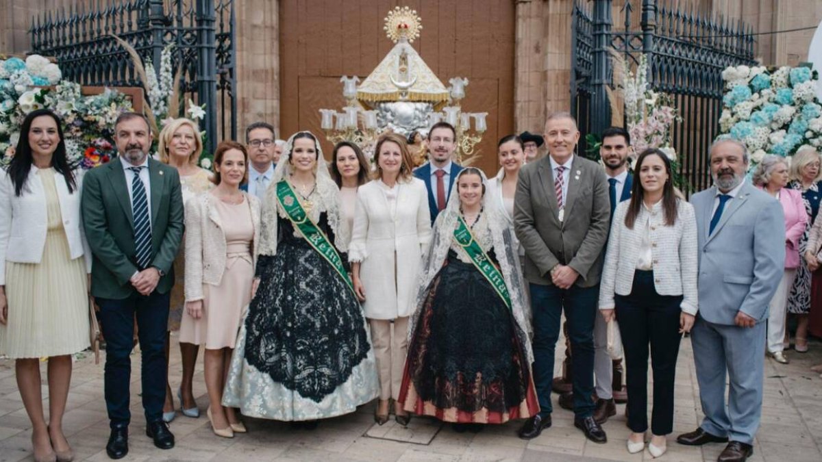 El equipo de gobierno municipal, con la alcaldesa, Begoña Carrasco, al frente junto a las Reinas de la fiestas, Lourdes Climent y Vega Torrejón, en la ofrenda a la Mare de Déu de Lledó