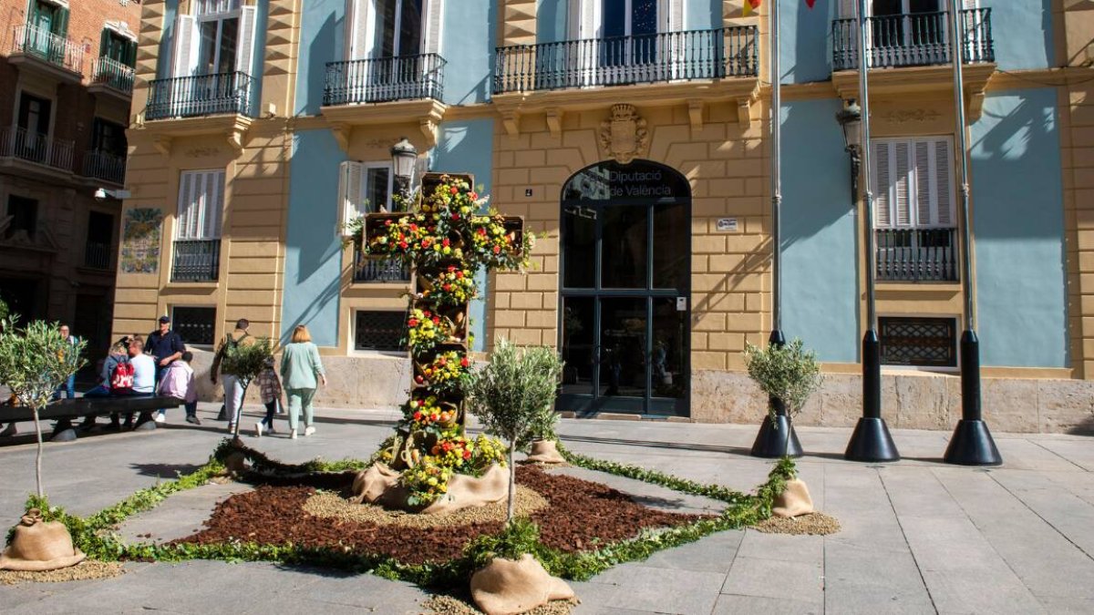 La Diputación de Valencia instala en la plaza de Manises su Cruz de Mayo