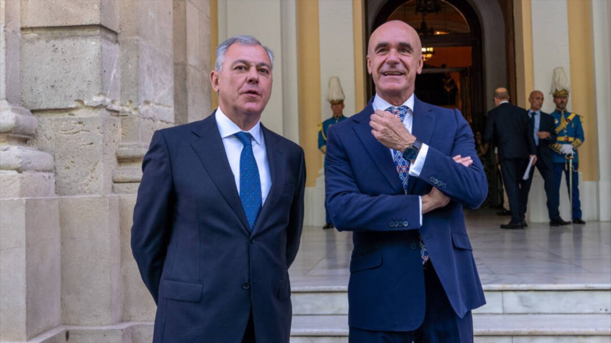 El alcalde de Sevilla, José Luis Sanz y el líder del PSOE, Antonio Muñoz.