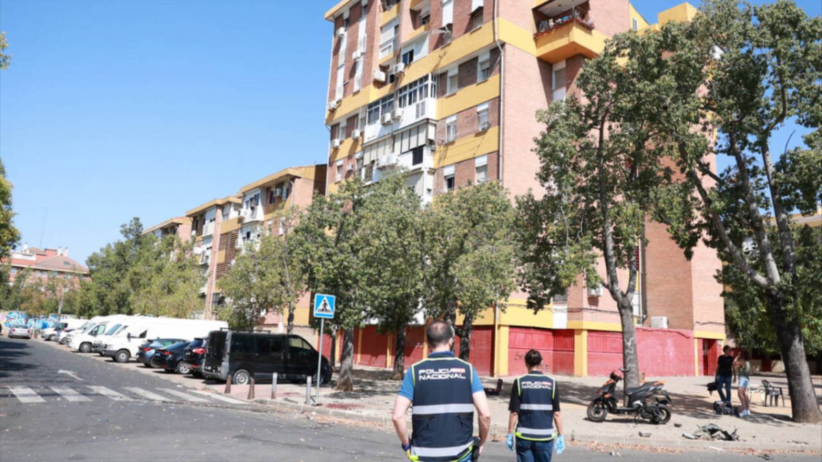 Efectivos de la Policía científica inspeccionan el lugar donde se ha producido el tiroteo.