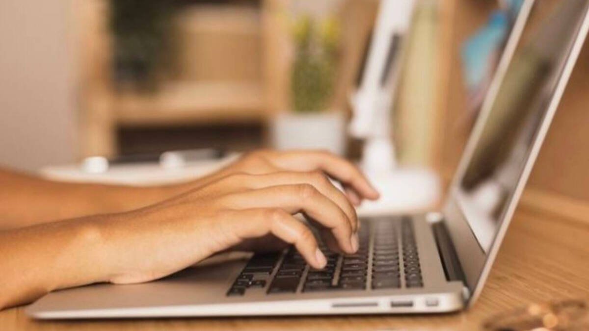 Manos escribiendo