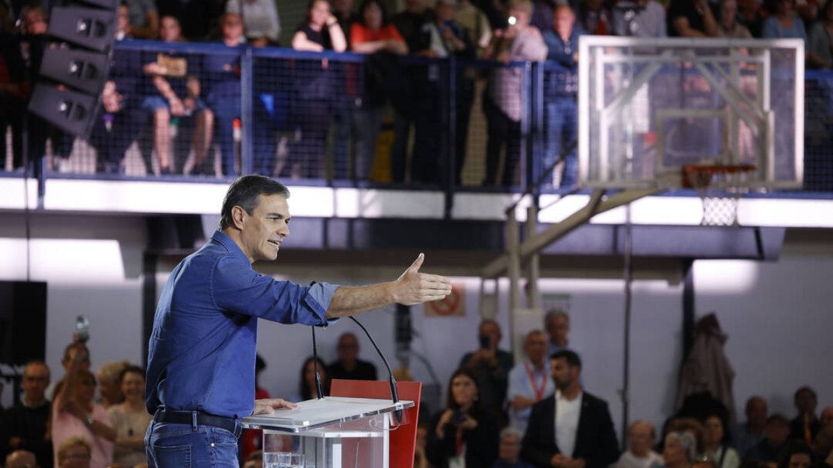 Sánchez, en un mitin del PSC en la campaña catalana.