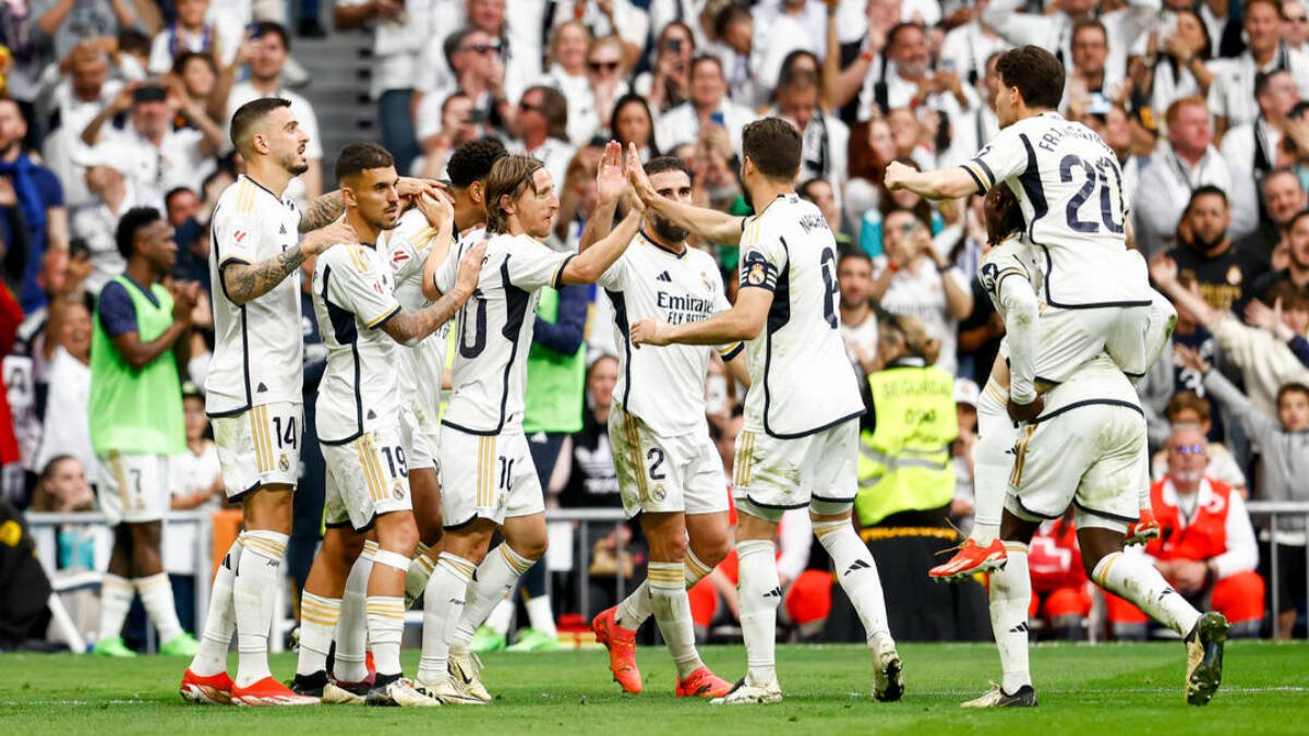 Los futbolistas del Real Madrid celebran un gol.