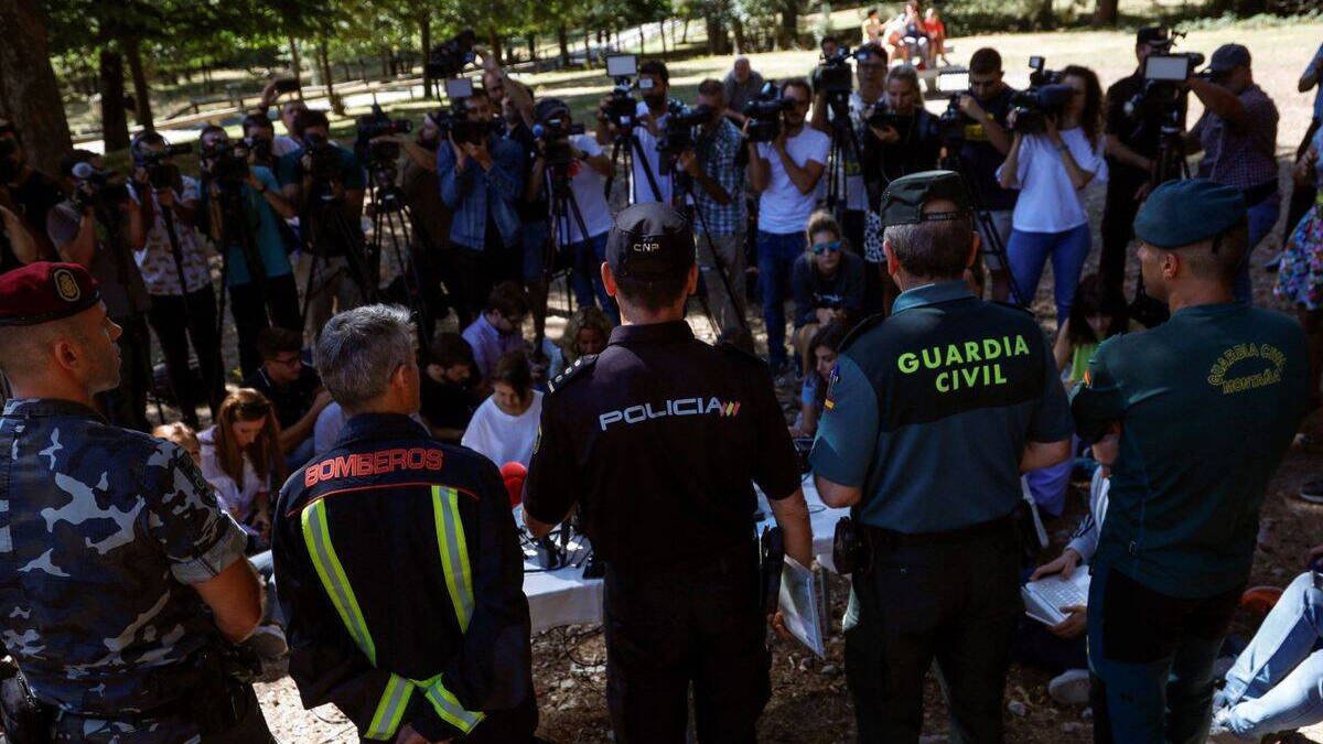 Rueda de prensa en la sierra de Madrid durante la búsqueda de Blanca.