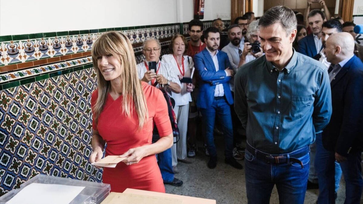Begoña Gómez vota junto a Pedro Sánchez