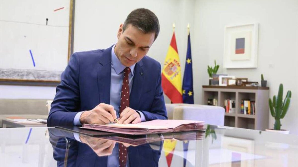 El presidente del Gobierno, Pedro Sánchez, escribiendo en el Palacio de la Moncloa.