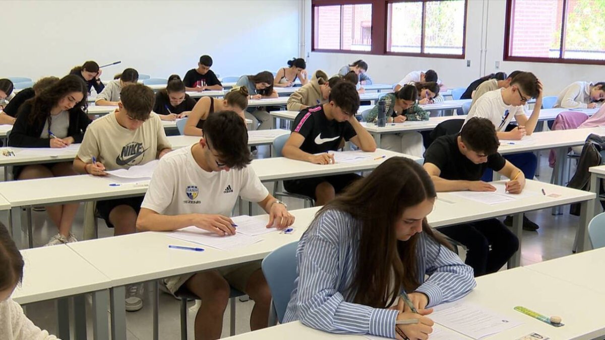 Alumnos examinándose de las pruebas de acceso a la universidad.