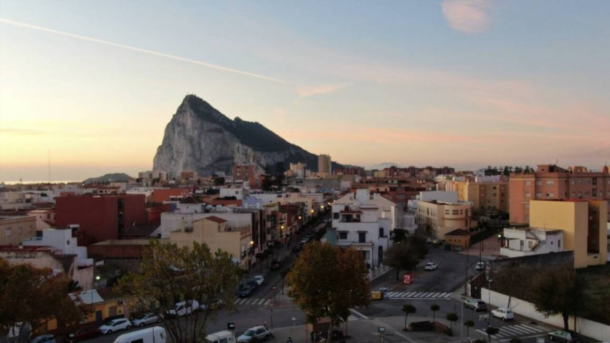 La Línea de la Concepción )Cádiz) con el Peñón de Gibraltar al fondo.