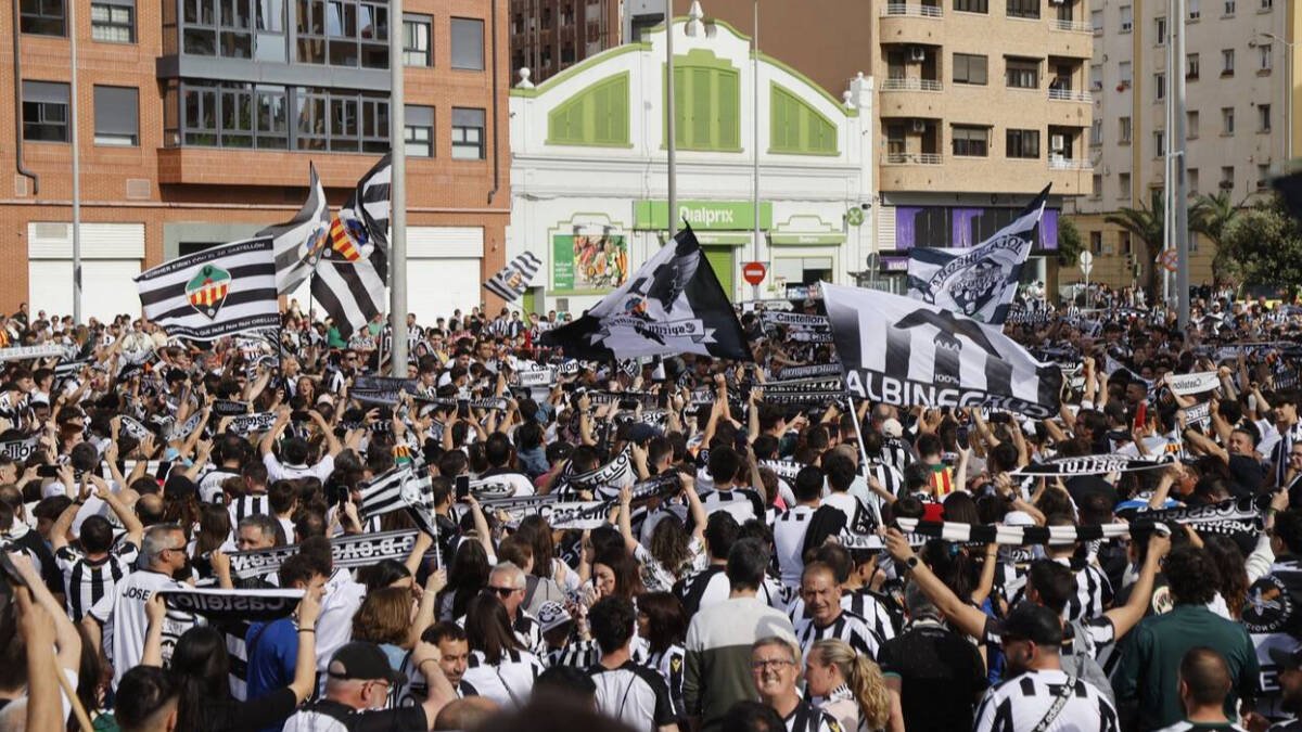 Afición del Castellón celebrando el ascenso