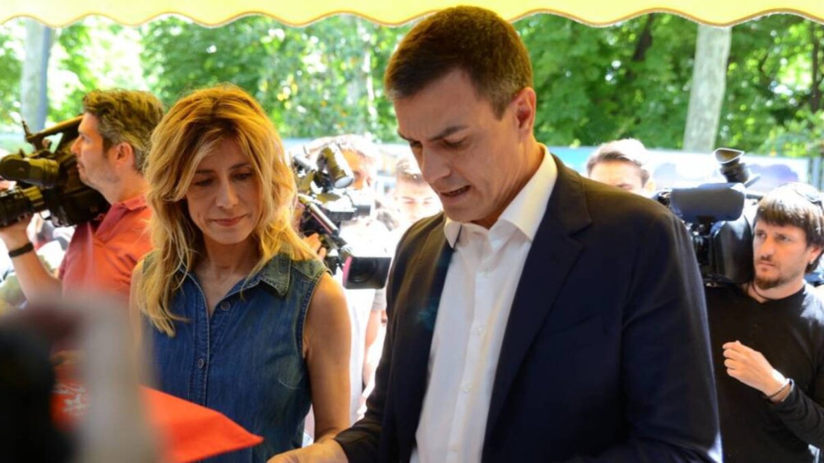 Pedro Sánchez junto a su mujer Begoña Gómez