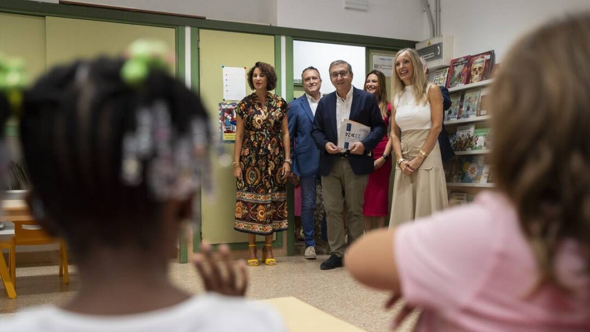 El conseller de Educación, José Antonio Rovira, en el centro de la imagen visita un colegio en Quart de Poblet (Valencia)