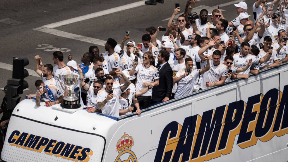 El autobús del Real Madrid celebrando LaLiga EA Sports.