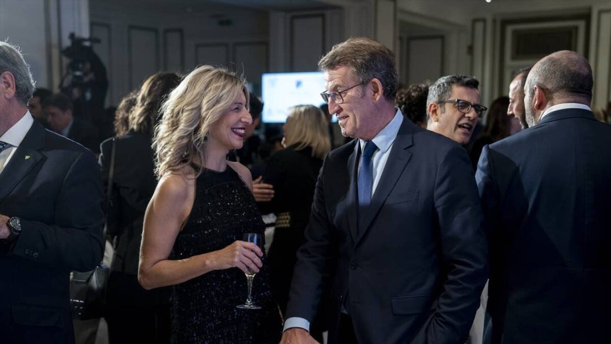 La vicepresidenta segunda del Gobierno y ministra de Trabajo en funciones, Yolanda Díaz y el presidente del PP, Alberto Núñez Feijóo, conversan durante la gala de entrega de los premios Parlamentarios 2023