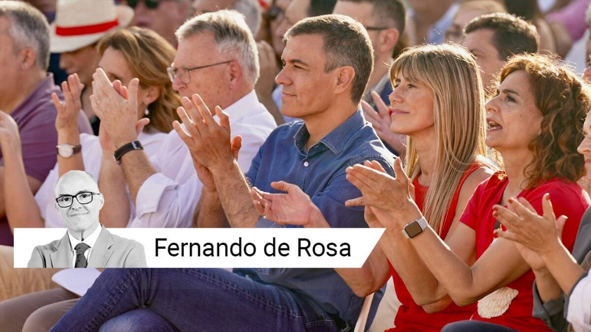 El líder del PSOE, Pedro Sánchez, junto a su mujer Begoña Gómez, la candidata del partido a las europeas, Teresa Ribera, y la vicepresidenta María Jesús Montero.
