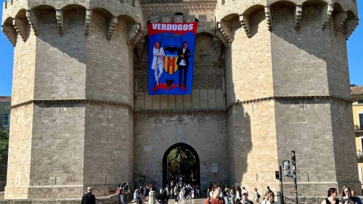 Pancarta contra Catalá y Mazón en las Torres de Serranos