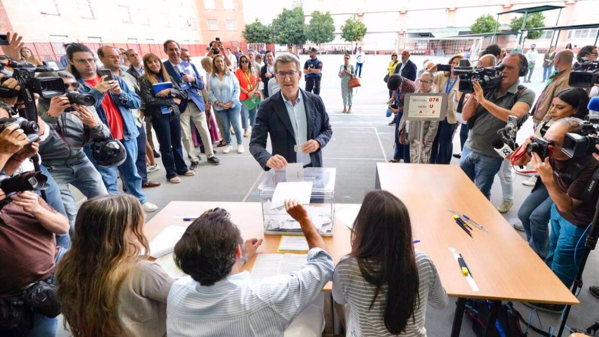 Feijóo, votando en su colegio electoral