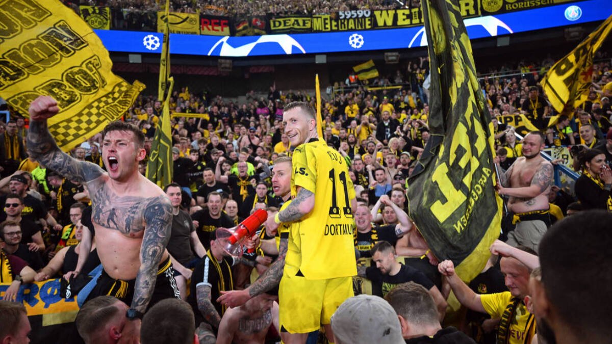 Marco Reus celebra con sus aficionados el pase a la final de Wembley
