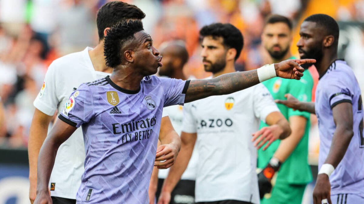 Vinicius, señalando a quienes les estaban insultando en Mestalla.