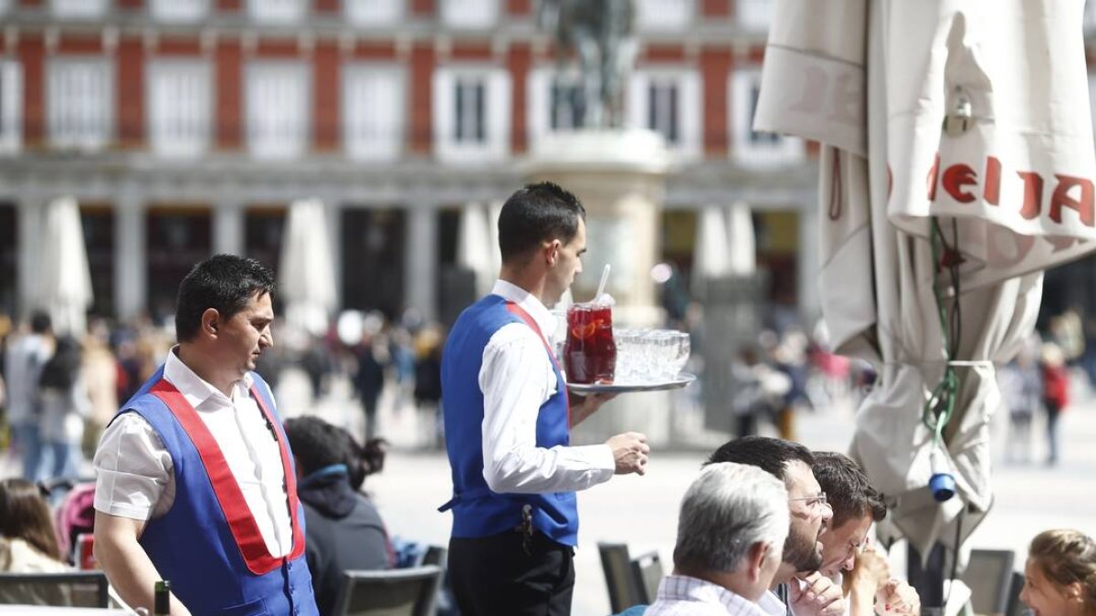 Camareros en la Plaza Mayor de Madrid