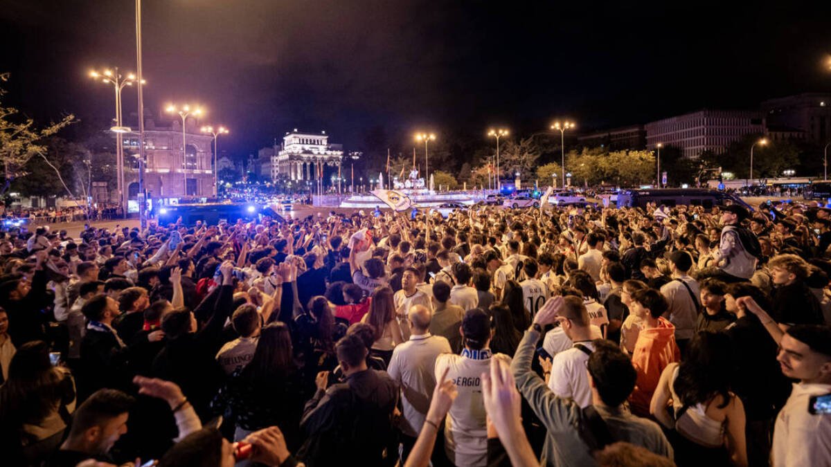 Los aficionados del Real Madrid, en Cibeles.