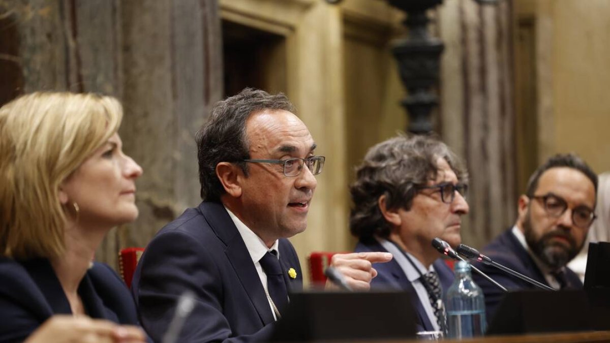 Rull, ya en su escaño de nuevo presidente del Parlament.