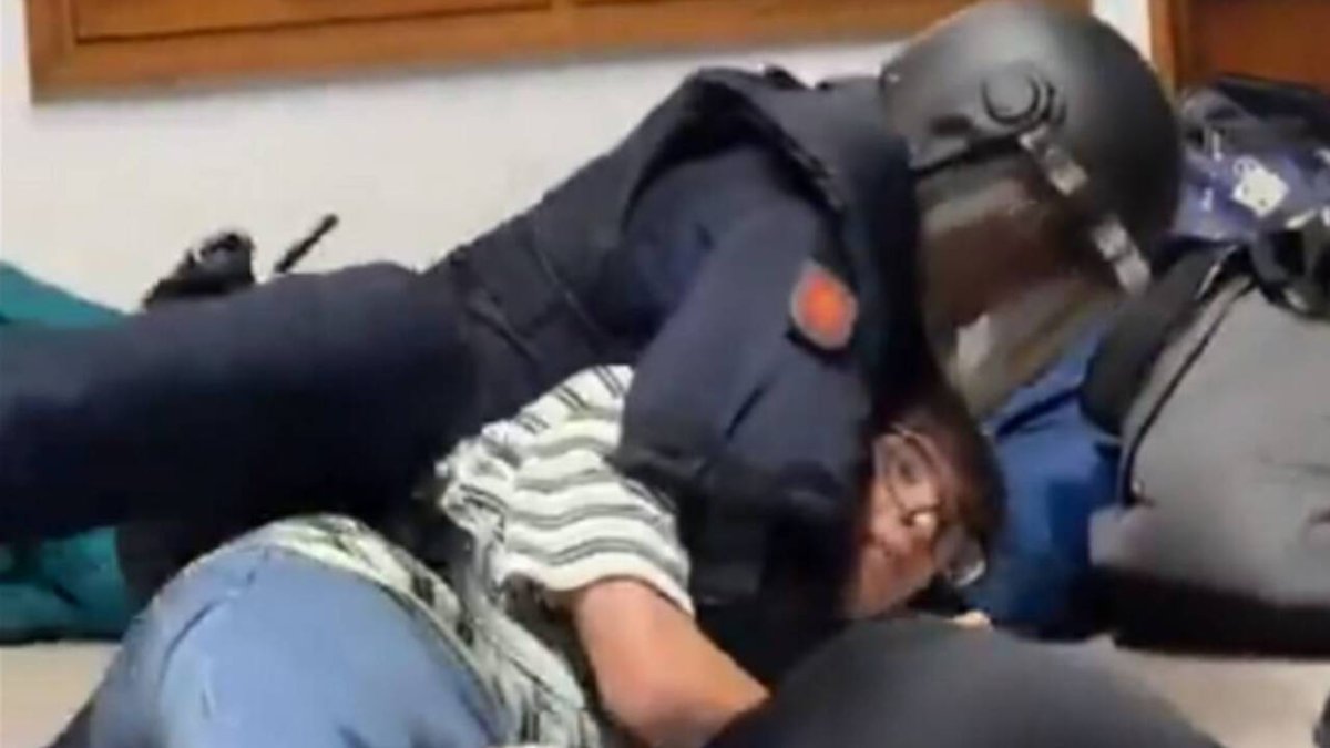 Desalojo de la Policía Nacional en la Universidad de Sevilla.