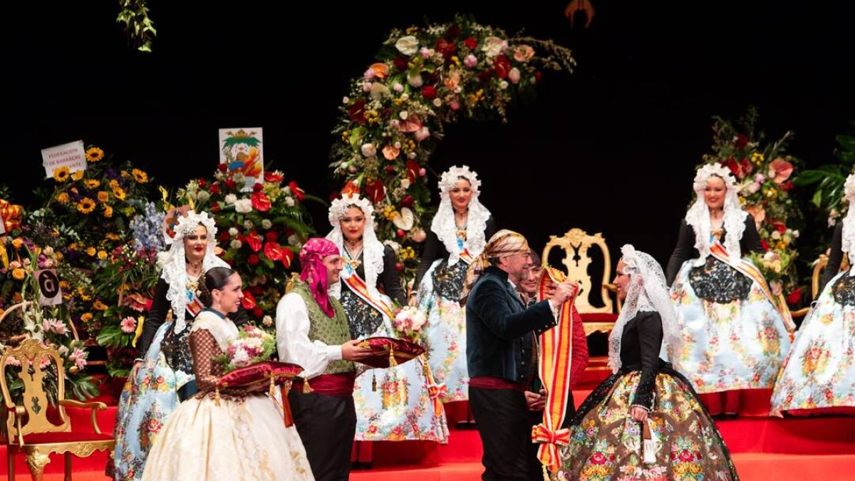 El alcalde de Alicante y la Bellesa del Foc, Alba Muñoz.