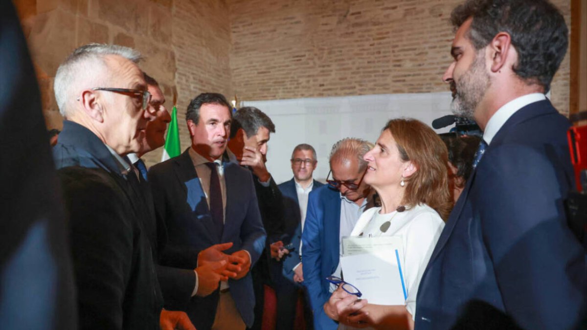 La ministra RIbera con el portavoz de la Junta y los alcaldes.