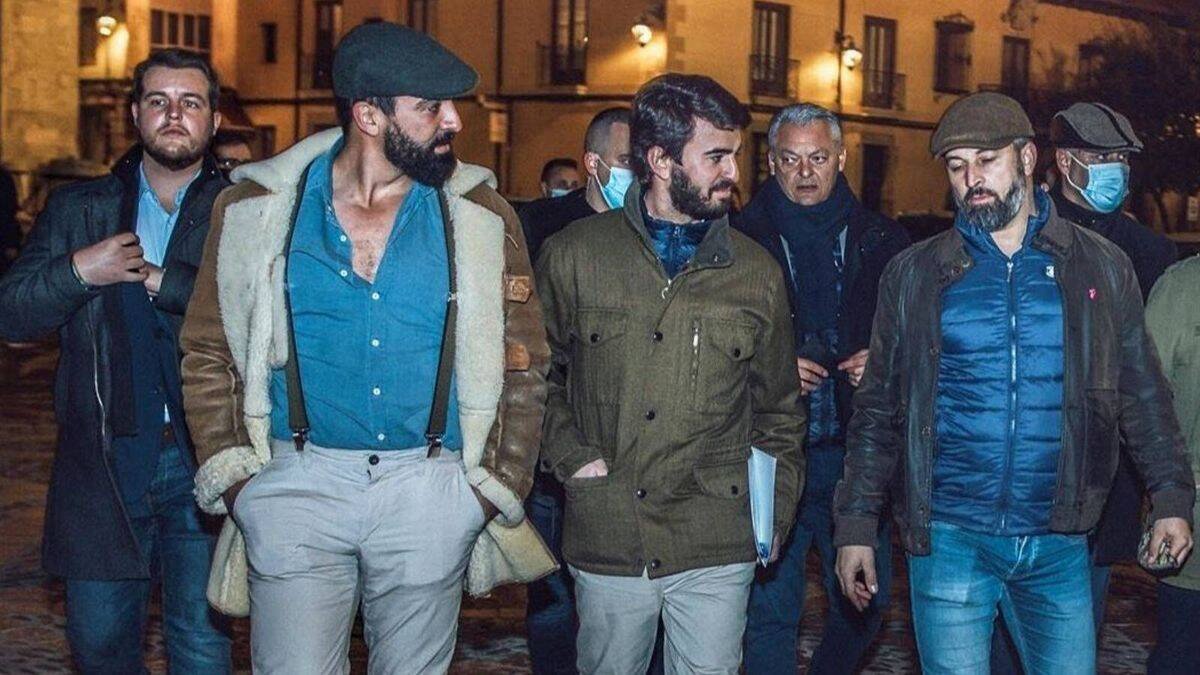 Coco Robatto (a la izquierda) junto a Santiago Abascal (a la derecha).
