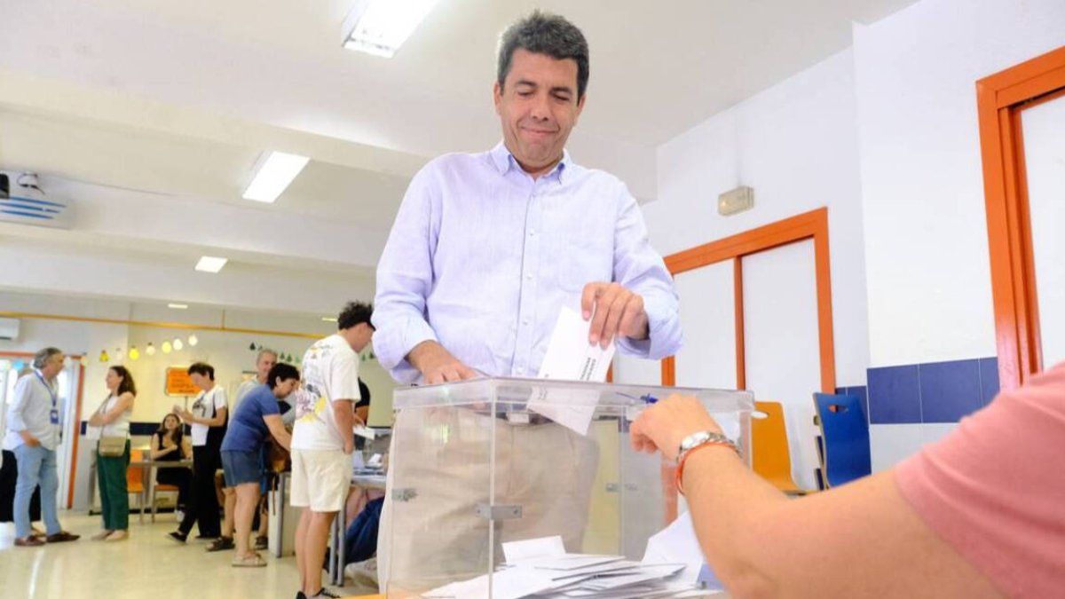 El 'president' de la Generalitat y presidente del PPCV, Carlos Mazón, ejerce su derecho al voto este 9J