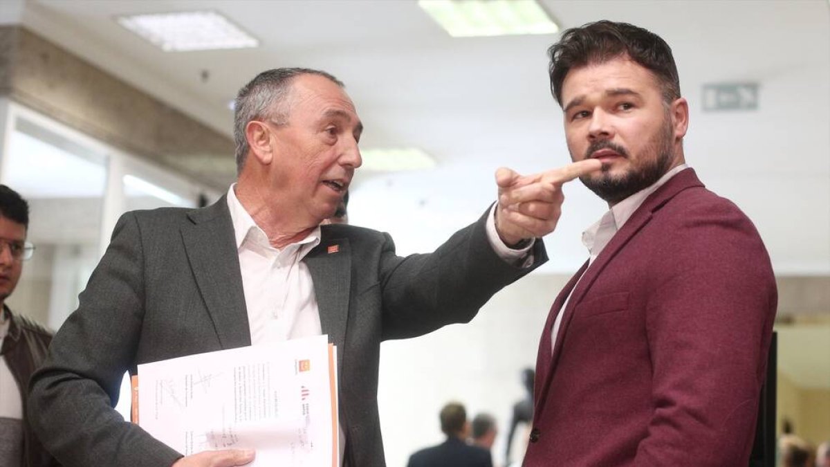 El diputado de Compromís, Joan Baldoví (i), junto al portavoz de ERC en el Congreso, Gabriel Rufián.