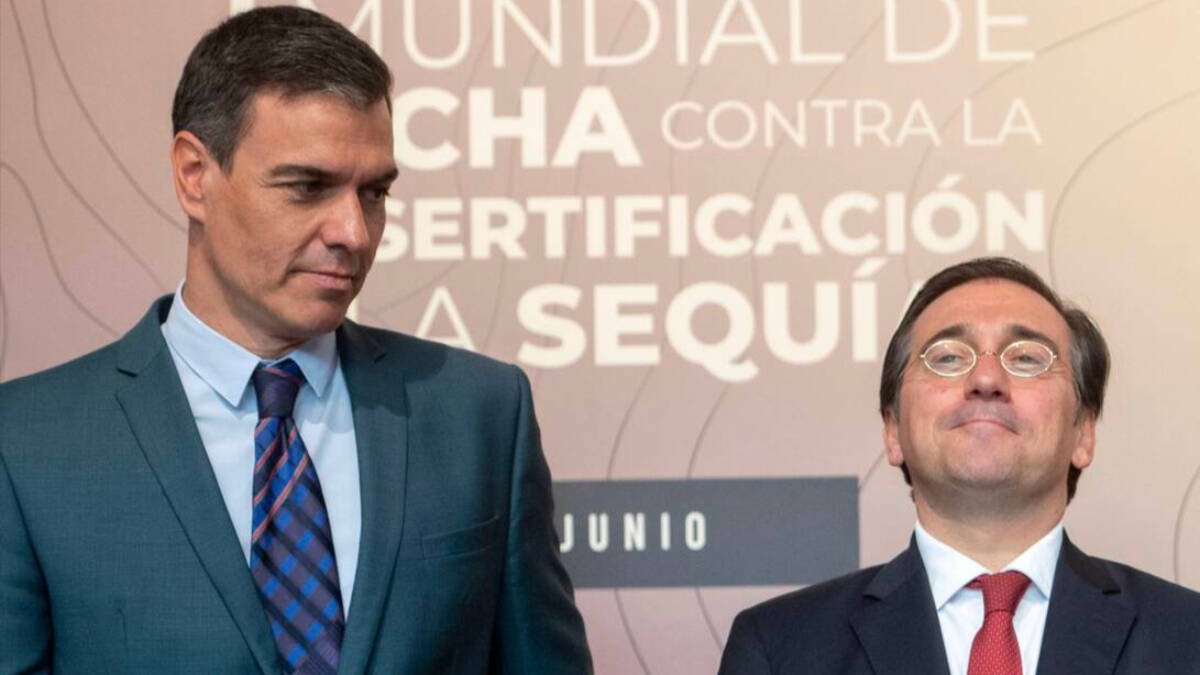 Pedro Sánchez y el ministro de Exteriores, José Manuel Albares