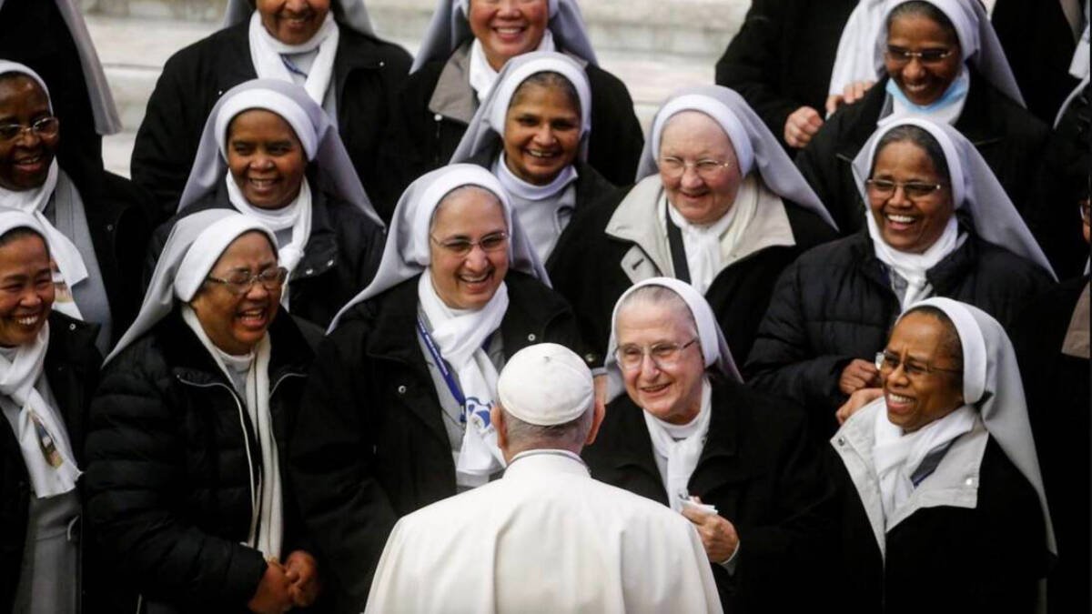 El Papa Francisco recibe a unas monjas