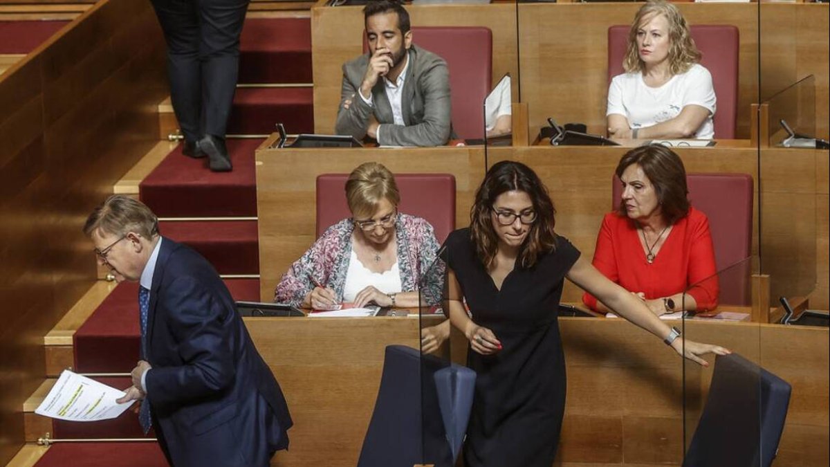 Diputados del anterior Gobierno del Botànic en Les Corts y el actual portavoz del PSPV, José Muñoz, al fondo / Imagen de archivo.